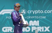 El italiano Andrea Kimi Antonelli de Mercedes celebra su victoria en el Gran Premio de Fórmula Uno de Miami.