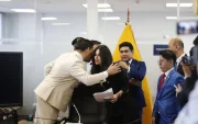 Diana Jácome recibió el apoyo de sus compañeros durante una rueda de prensa en la Asamblea Nacional Ecuador.