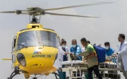 El guía nepalí del Everest, Hillary Dawa Sherpa, es trasladado en helicóptero al hospital HAMS en Katmandú, Nepal, el 4 de junio de 2026.