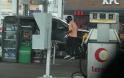 Los delincuentes interceptaron al conductor mientras abastecía de combustible en una gasolinera ubicada entre las avenidas Domingo Comín y Ernesto Albán.