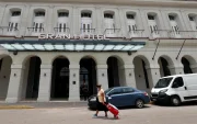 Una mujer camina frente a un hotel este 3 de junio de 2026, en La Habana (Cuba).