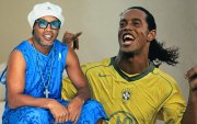Ronaldinho posa con camiseta azul y gorra blanca para promocionar su álbum Camisa 10.
