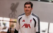 Andoni Iraola posa en Anfield tras ser anunciado como nuevo entrenador del Liverpool para las próximas dos temporadas.
