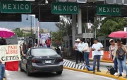 Integrantes de la Coordinadora Nacional de Trabajadores de la Educación (CNTE) se toman un peaje en Chilpancingo (México).