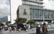 Adultos mayores denuncian retrasos en pagos del bono jubilar y limitaciones en beneficios como devolución del IVA.