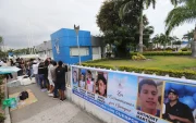 Familiares de las víctimas colocaron una pancarta con sus fotografías en los exteriores del Laboratorio de Criminalística de Guayaquil.