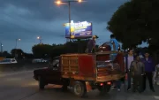 Tras días de espera, los familiares de los desaparecidos en Daule se los llevan a casa.
