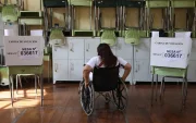 Una persona asistiendo a votar en Lima (Perú), en la primera vuelta electoral de las elecciones presidenciales de 2026.