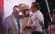 El candidato a la Presidencia de Perú Roberto Sánchez (c) y el hermano del expresidente de Perú Pedro Castillo, José Mercedes Castillo (c-i).