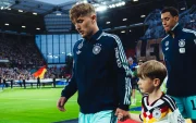 Lennart Karl conduce el balón durante un partido con la selección de Alemania, antes de la lesión que preocupa al equipo de cara al Mundial 2026.