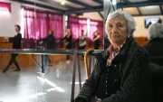 Evelyn Cordero, profesora de ballet para alumnos de entre 50 y 80 años, posa en el Conservatorio Danza Experimental de Santiago el 19 de mayo de 2026.