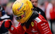Charles Leclerc y Lewis Hamilton conversan durante una actividad de Ferrari previa al Gran Premio de Mónaco 2026.