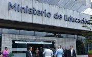 Instituciones educativas enfrentan procesos complejos que, según gremios, dificultan la gestión y transparencia.