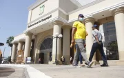 Personas caminan al pie del edificio del Gobierno Zonal de Guayaquil.
