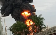 El incendio ya es combatido por los bomberos de Esmeraldas.