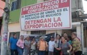 Moradores. Los habitantes de la av. Cacique Tomalá piden que haya cambio de trazado.