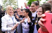 Nadia Comaneci fue recibida por decenas de gimnastas de la localidad donde nació.