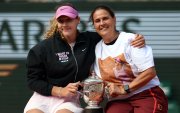 Mirra Andreeva (i) y su entrenadora Conchita Martinez tras recibir el trofeo.