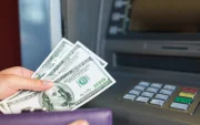 La víctima sufrió el asalto de sacapintas al salir de la entidad bancaria.