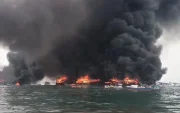 Incendio en el puerto de Manta dejó dos heridos y afectó ocho embarcaciones.