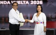 Fotografía del 31 de mayo de 2026 de la candidata a la Presidencia de Perú por el partido Fuerza Popular, Keiko Fujimori (d) y el candidato por el partido Juntos por el Perú, Roberto Sánchez. EFE/ Paolo Aguilar
