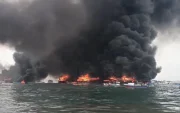 El espeso humo se esparció por todo el mar de Manta.
