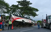 El bus inicialemte quedó completamente volcado.