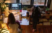 Referencial. En la imagen de archivo, una mujer realiza teletrabajo en su casa mientras su hija juega a su lado.