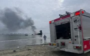 Bomberos trabajan para controlar los focos reactivados del incendio en el puerto de Manta, una de las emergencias más graves para el sector pesquero.