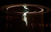 Al final del concierto, la cantante realizó un ascenso hacia una estructura de luces similar a un ovni