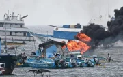 Lancheros arriesgaron sus vidas para rescatar a tres trabajadores atrapados durante el incendio en el puerto de Manta.