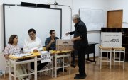 Una persona vota este domingo, durante la segunda vuelta de las elecciones presidenciales, en Lima (Perú).
