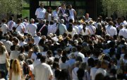 El alcalde Gregory Bobbato da un discurso durante las marchas en Fleurance.