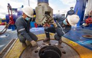 Trabajadores hacen labores en un pozo de petróleo en Ecuador.
