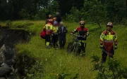 Bomberos rescataron a tres ciclistas extraviados en la ruta Lloa–Mindo con apoyo de drones en zona de difícil acceso.