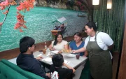 Una familia se sirve una comida en el restaurante Natsumi, en Guayaquil.