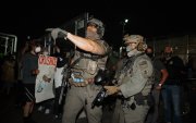 Oficiales  del Servicio de Inmigración y Control de Aduanas (ICE) despejando protestas en Newark.