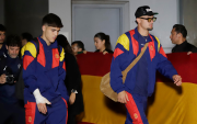 La Selección de España llegó a Norteamérica para el Mundial 2026. Pau Cubarsí (izq.) y Marc Pubill en la gráfica.