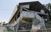 Un edificio colapsado permanece cercado con cintas de seguridad tras el terremoto de magnitud 7,8 en Filipinas.