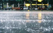 Referencial. La lluvia intensa anega calles y mantiene bajo vigilancia a 17 provincias del país, según el Inamhi.