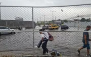 Peatones y conductores se movilizaron en la zona inundada en la parroquia La Aurora.