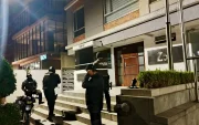 Agentes de la Policía realizan un operativo nocturno frente a un establecimiento cerrado en Quito, en el marco del Caso Blindado.