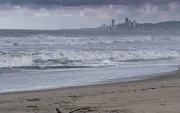 La intensidad de las olas en General Villamil Playas obligó a suspender temporalmente las actividades turísticas por precaución.