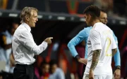 El seleccionador de Italia, Roberto Mancini, junto a Giovanni Di Lorenzo durante el partido de semifinales de la UEFA Nations League entre España e Italia en el Estadio De Grolsch Veste.