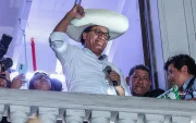 Roberto Sánchez se dirige a simpatizantes durante un acto público, mientras avanza el conteo electoral en Perú.