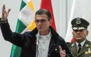 El presidente de Bolivia, Rodrigo Paz, habla en una rueda de prensa donde promulgó la ley de Regulación de Estados Excepción.