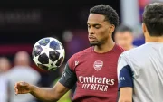 El jugador del Arsenal, Jurriën Timber, participa en una sesión de entrenamiento en el Puskás Aréna de Budapest.