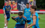 Lamine Yamal (c) se recupera de una lesión y es duda para el debut mundialista de España ante Cabo Verde.