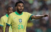 Éderson reemplaza al lesionado Wesley.
