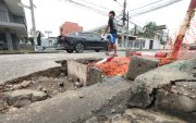 Crítica. Diferentes vecinos denunciaron que materiales de trabajos taponaron sumideros.